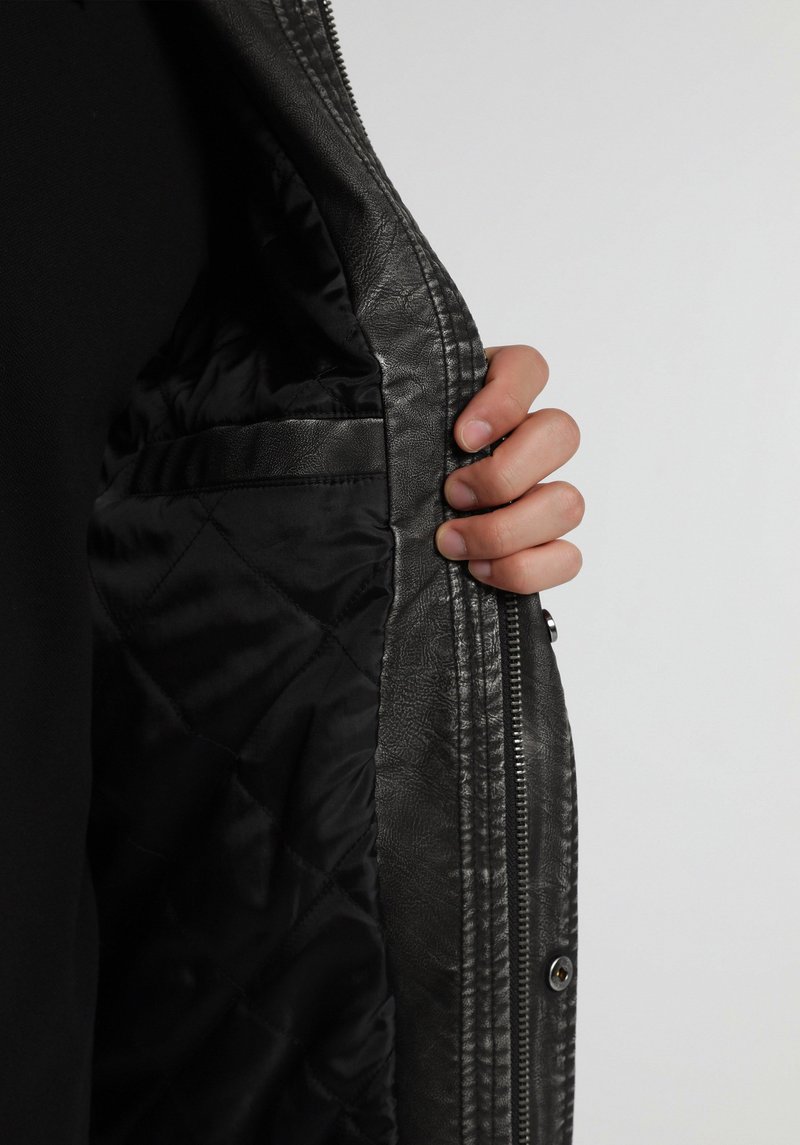 Imagine a Jacheta  Negru Regular Fit