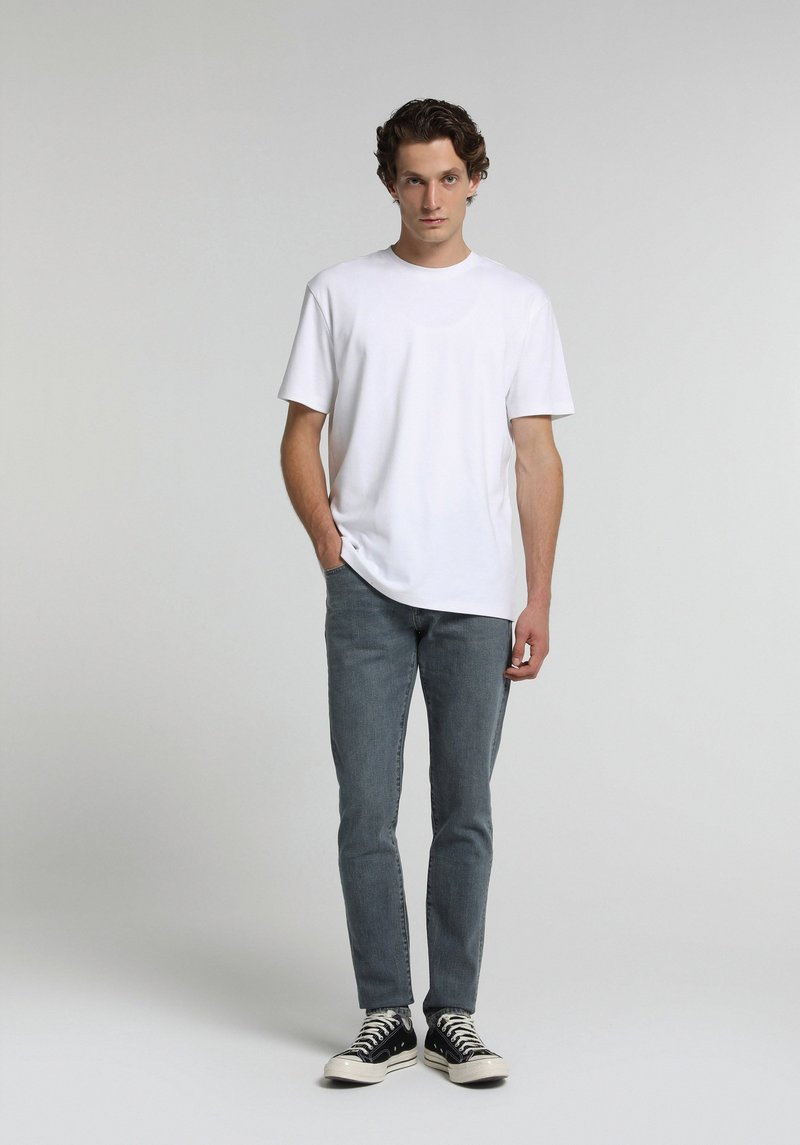 Imagine a Pantaloni  Indigo Mediu Slim Fit 041 Danny