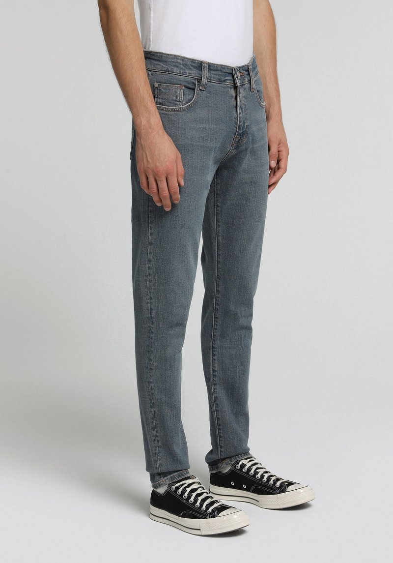 Imagine a Pantaloni Indigo Mediu Slim Fit 041 Danny