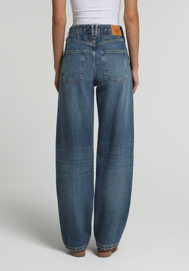 Imagine a Pantaloni Indigo Mediu Baggy Fit 857 Hera