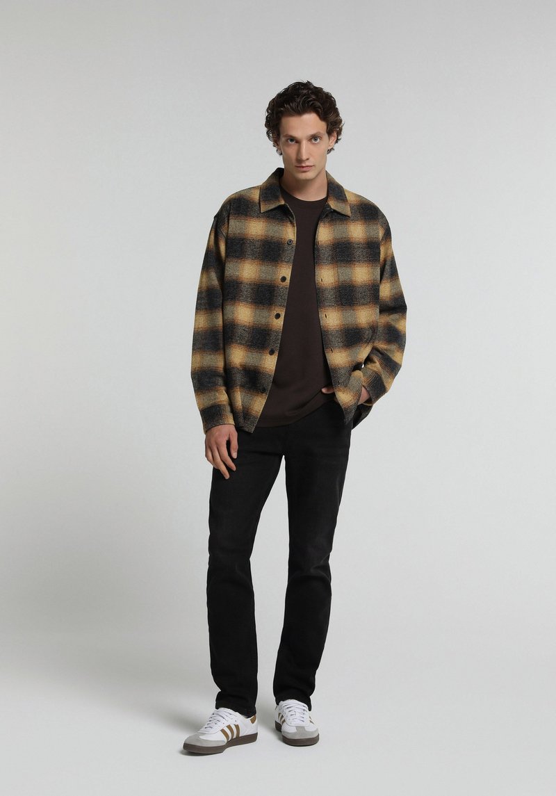 Imagine a Pantaloni  Negru Dublu Straight Fit 044 Karl