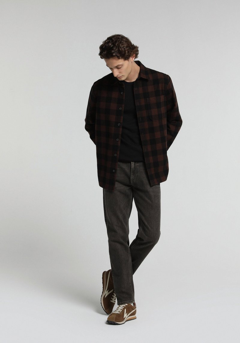 Imagine a Pantaloni  Supravopsire Slim Tapered Fit 067 Jack