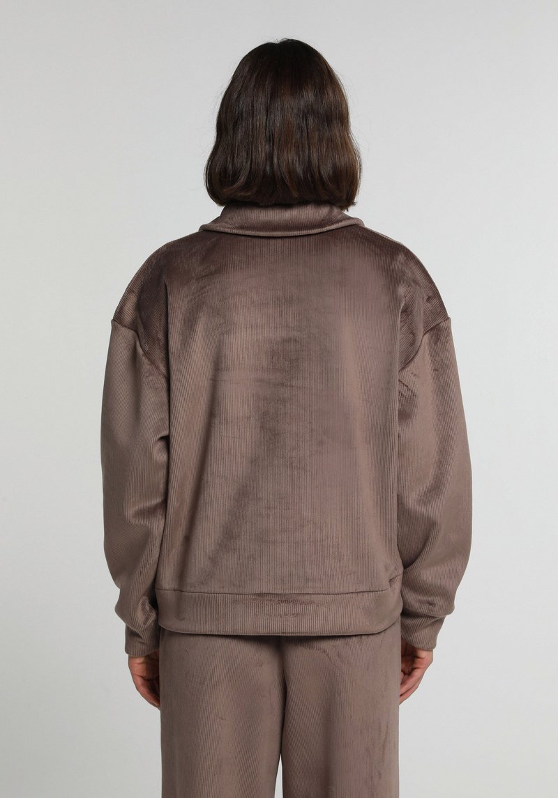 Imagine a Hanorac / Bluza  Maro Regular Fit