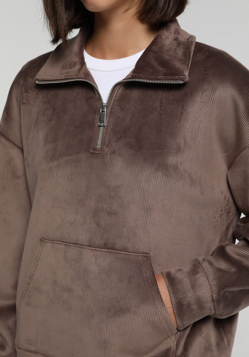 Imagine a Hanorac / Bluza  Maro Regular Fit