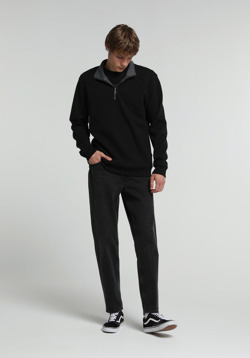 Imagine a Hanorac / Bluza  Negru Regular Fit