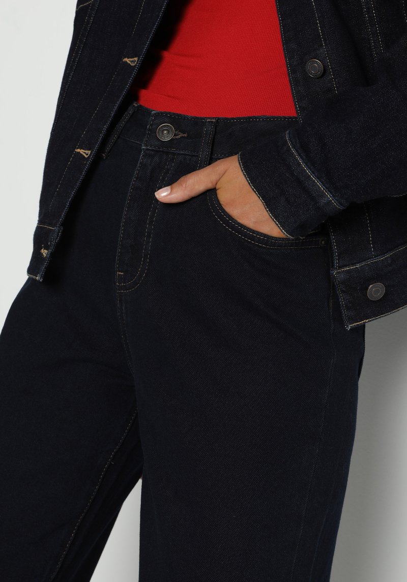 Imagine a Pantaloni  Albastru-negru Wide Leg Fit 970 Berry