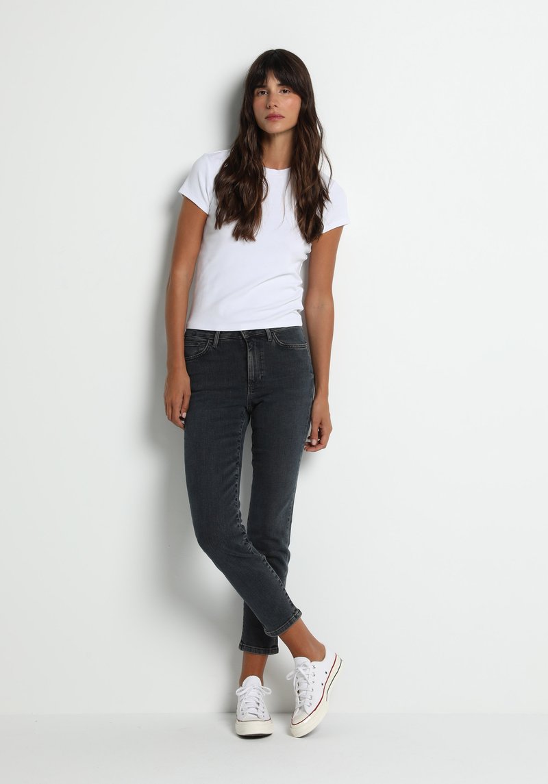 Imagine a Pantaloni Supravopsire Skinny Fit 703 Carla