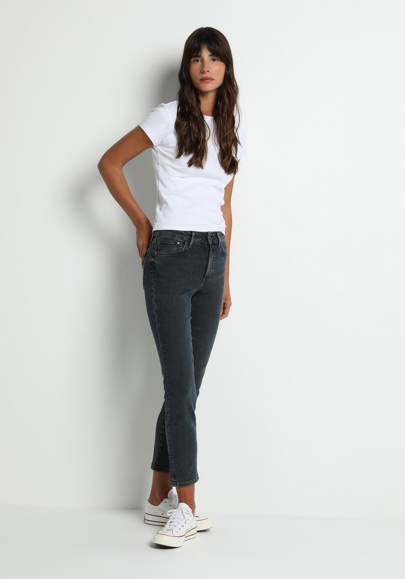 Imagine a Pantaloni Supravopsire Skinny Fit 703 Carla