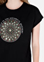thumb-Afișați detalii pentru Regular Fit Round Neck Imprimat Tricou Negru Cu Mânecă Scurtă Pentru Femei